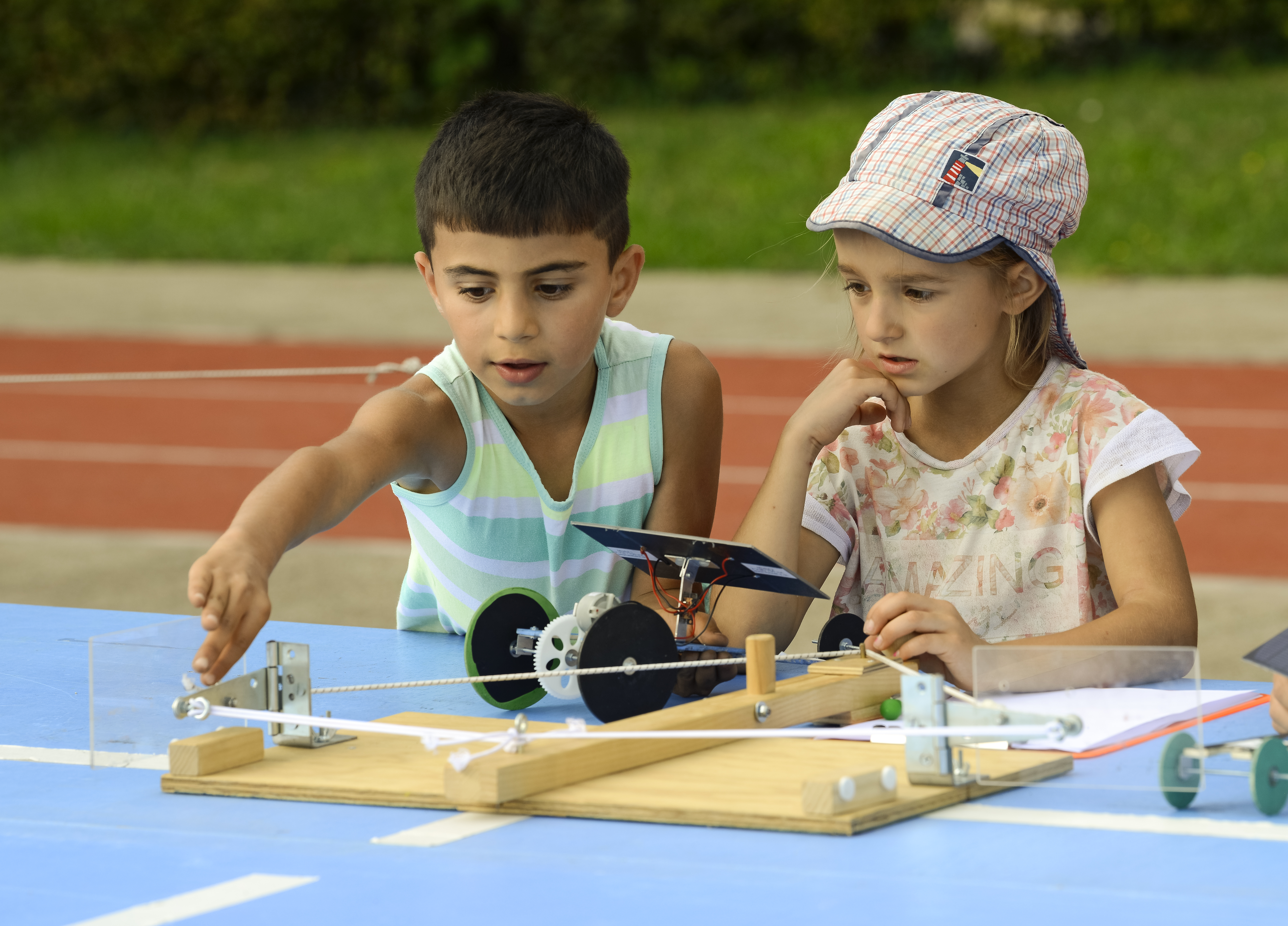 Mit selbst gebauten Solar-Modell-Fahrzeugen traten die Schüler von Anwil gegeneinander an.