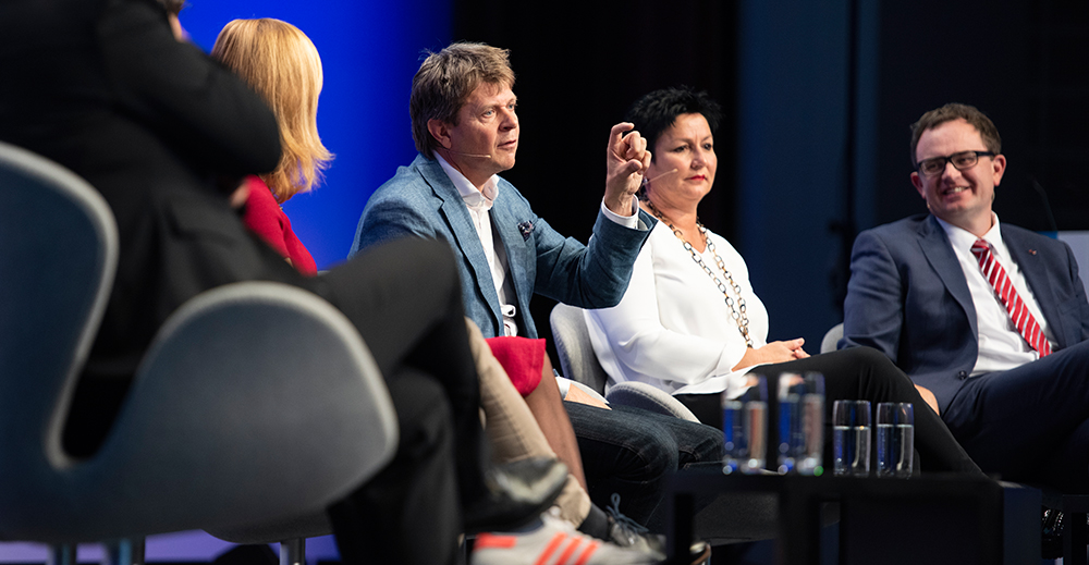 Jürg Grossen, Präsident Grünliberale Partei Schweiz, diskutierte gemeinsam mit Daniela Schneeberger, Nationalrätin FDP, Benedikt Koch, Direktor Schweiz. Baumeisterverband SBV, (v.l.n.r.) und weiteren Fachexperten die notwendigen Rahmenbedingungen.