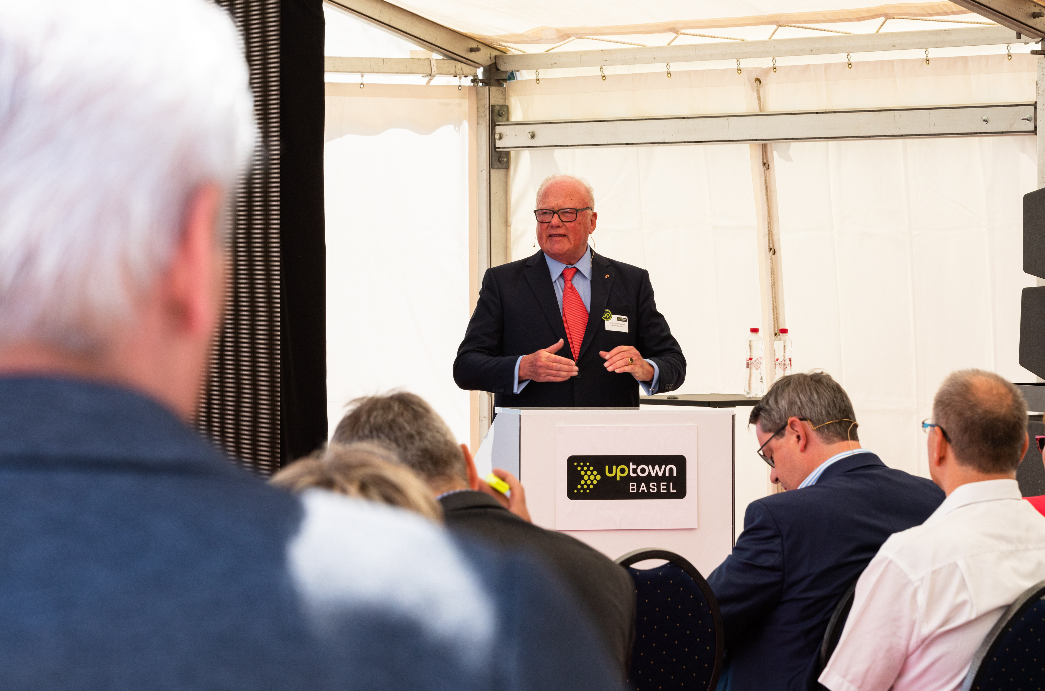 Dr. Thomas Staehelin, VR-Präsident der uptownBasel AG und Privatinvestor, begrüsst die Gäste.