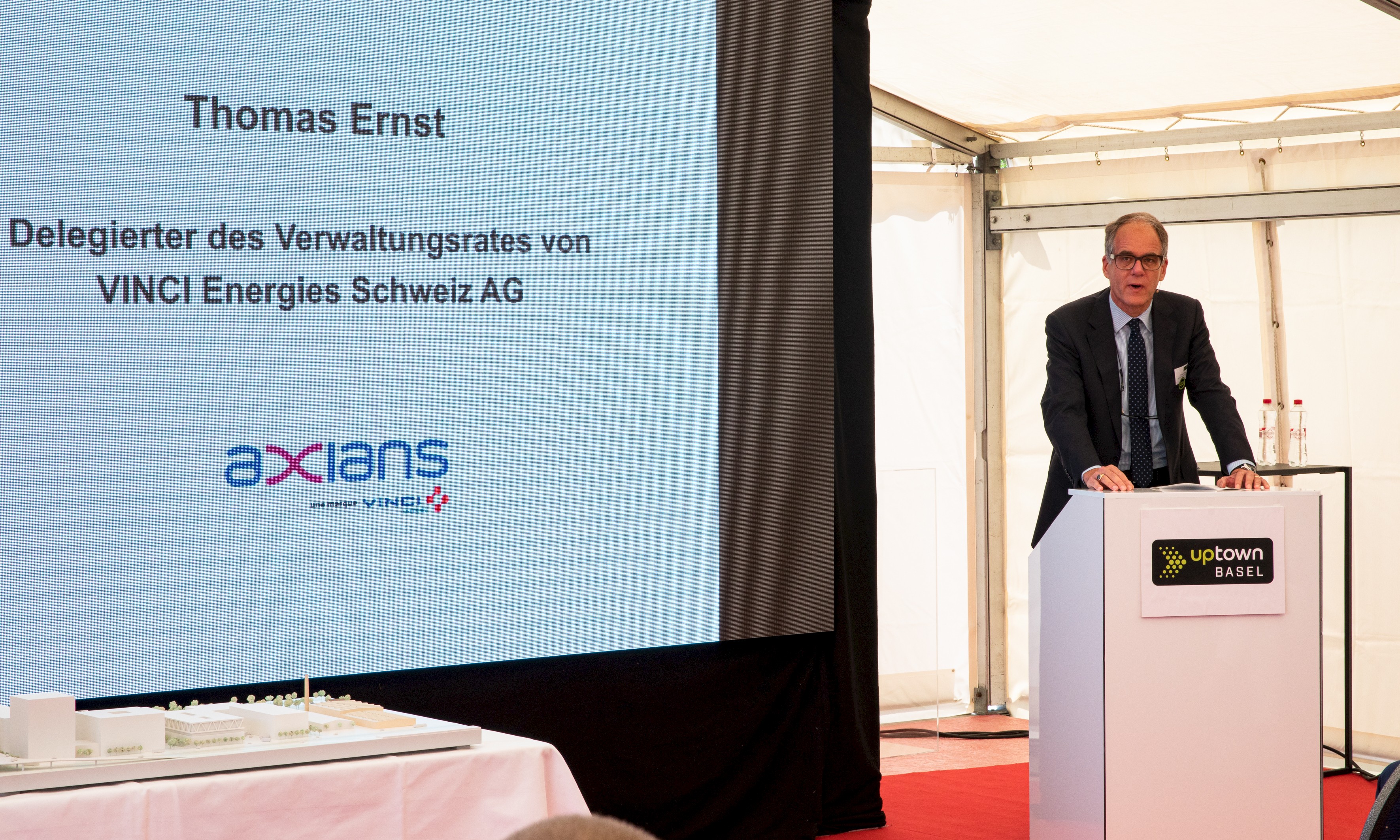 Einer der ersten Mieter des ersten Gebäudes wird Axians sein. Thomas Ernst, CEO und VR-Delegierter von VINCI Energies Schweiz AG, präsentiert den zukünftigen Nutzen des Areals.
