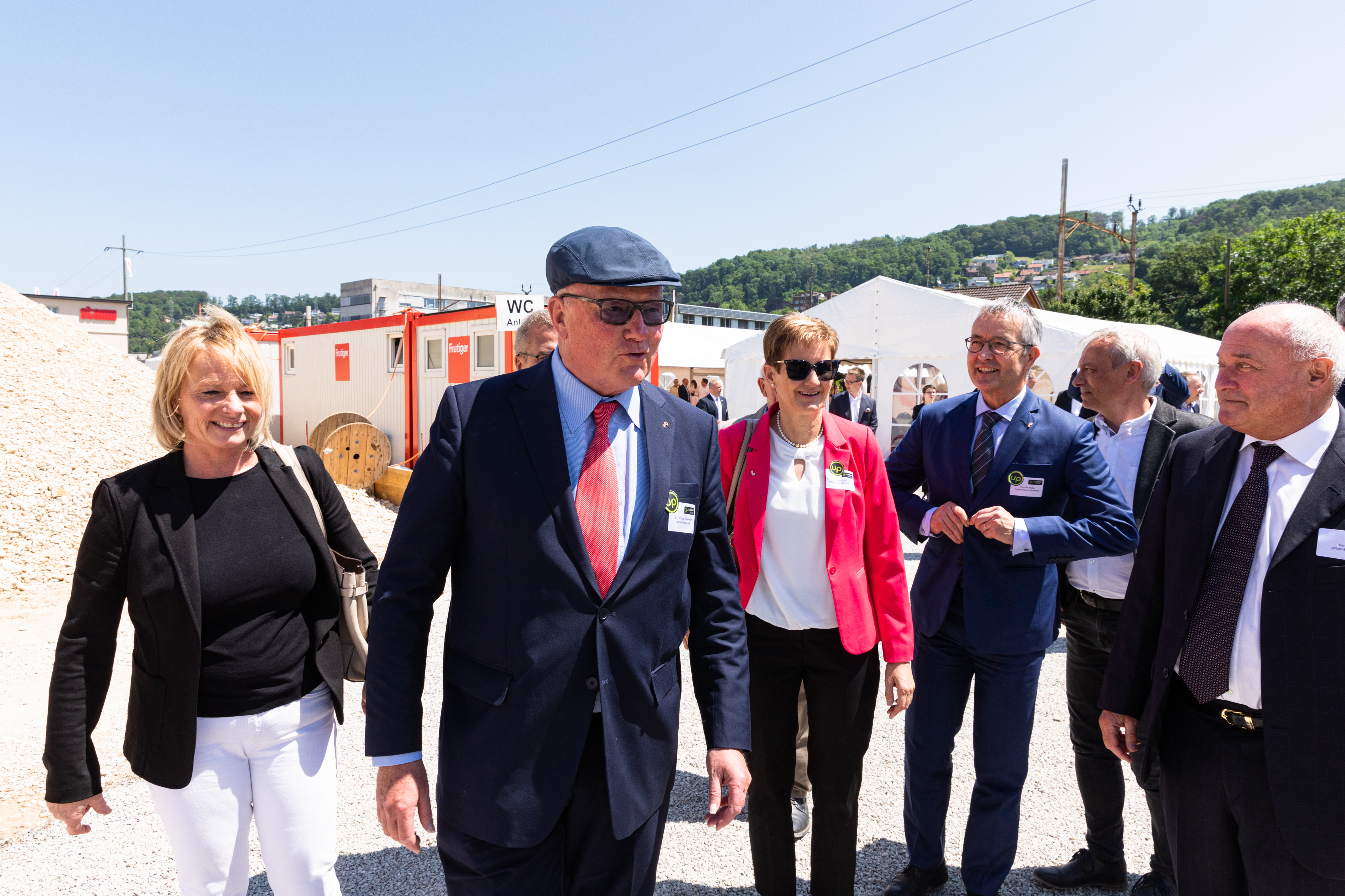 Die geladenen Gäste begeben sich auf die Baustelle für die offizielle Grundsteinlegung (v.l.n.r.): Elisabeth Schneider-Schneiter, Dr. Thomas Staehelin, Dr. Sabine Pegoraro, Thomas Weber, Daniel Bürgin und Karl Gun