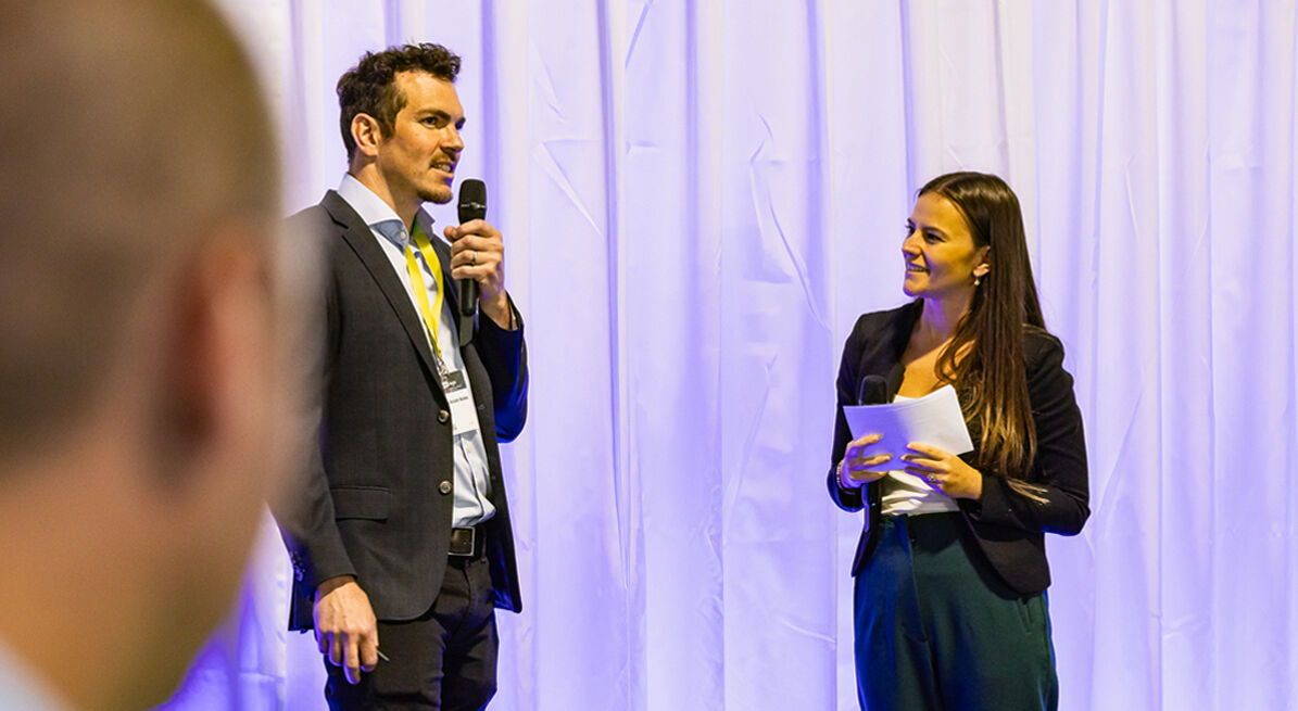 Lorenzo Arizzoli-Bulato (Axpo Grid) mit Moderatorin Giulia Staub
