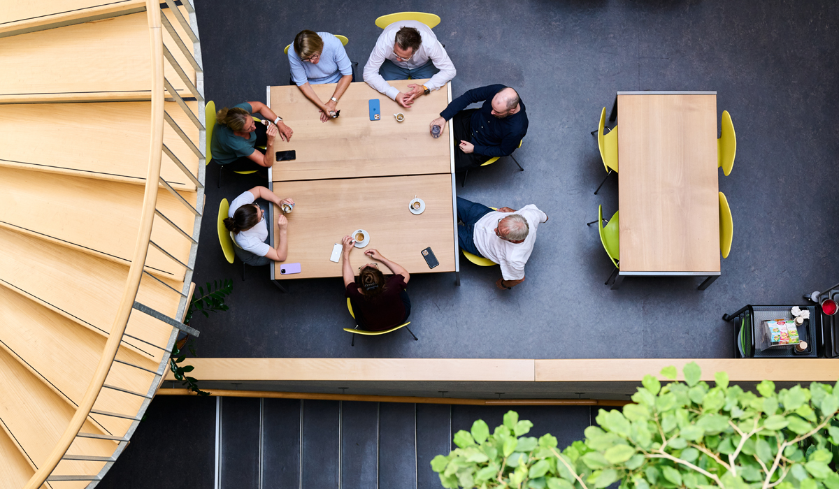 Die Caféteria als Herzstück im Atrium des Tenum