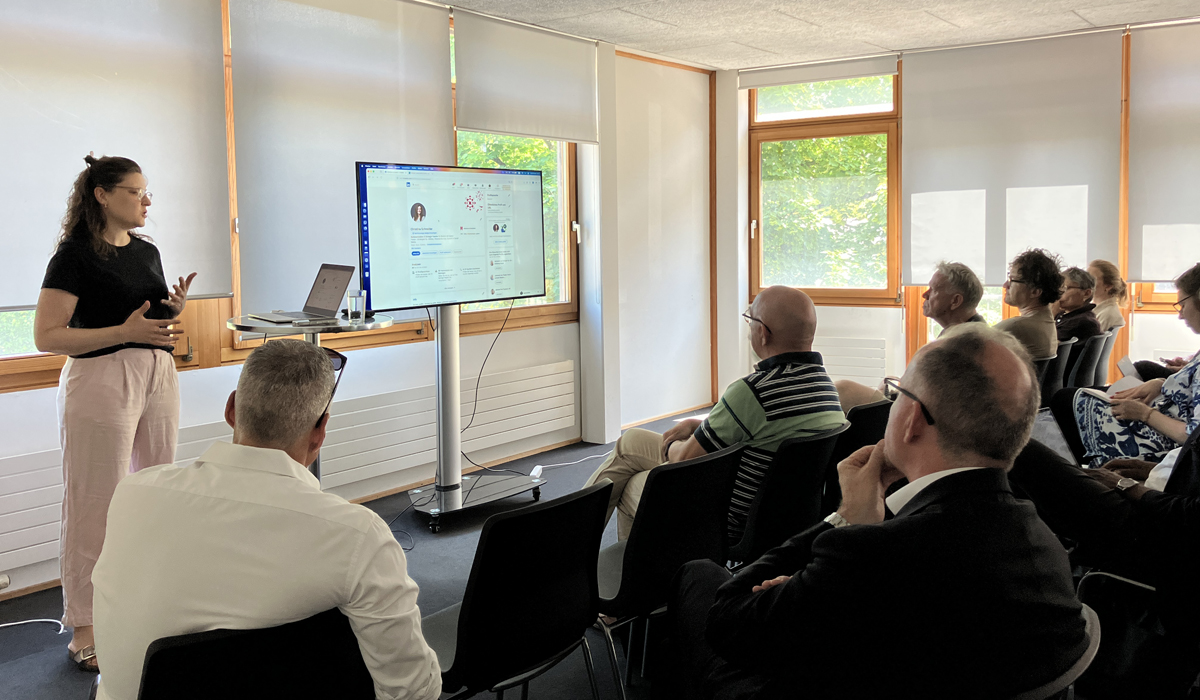 Christina Schneider am Tenum Brown Bag zur Gestaltung des persönlichen LinkedIn-Profils