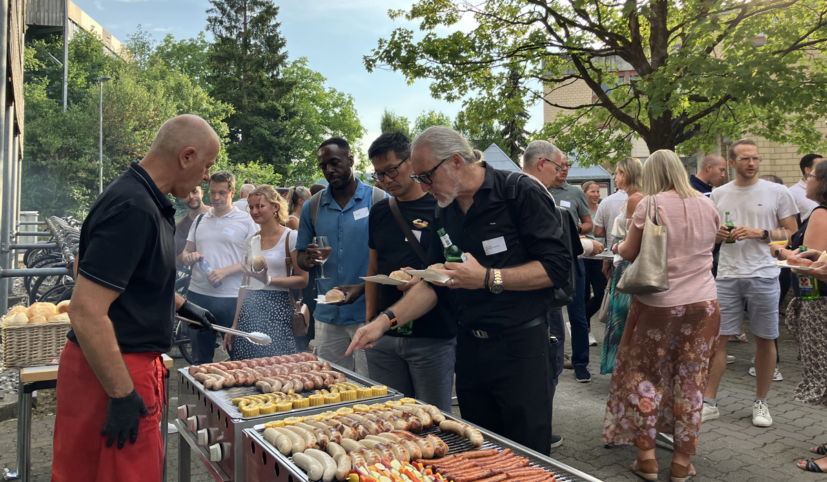 Networking bei Apéro und Grillade im Tenum